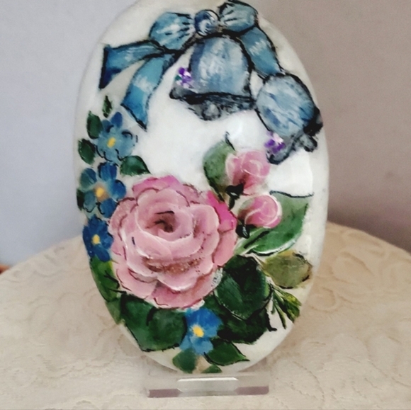 Handmade Roses Buds and Bells on Natural Rock, Hand painted Rock with Pink Roses - Picture 4 of 7